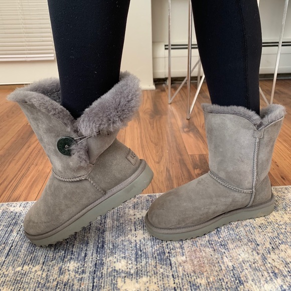 Authentic UGG Women’s Bailey Button II - Picture 2 of 5